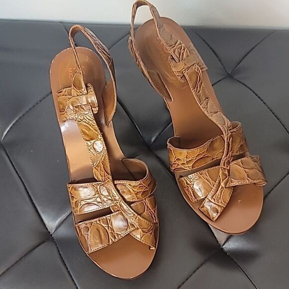 Micheal Kors Brown Alligator Print Leather/Wooded sandals. - Picture 6 of 13